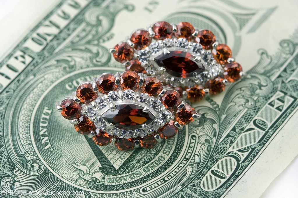 珠寶首飾、金錢與化妝品 現(xiàn)代消費文化的象征與反思